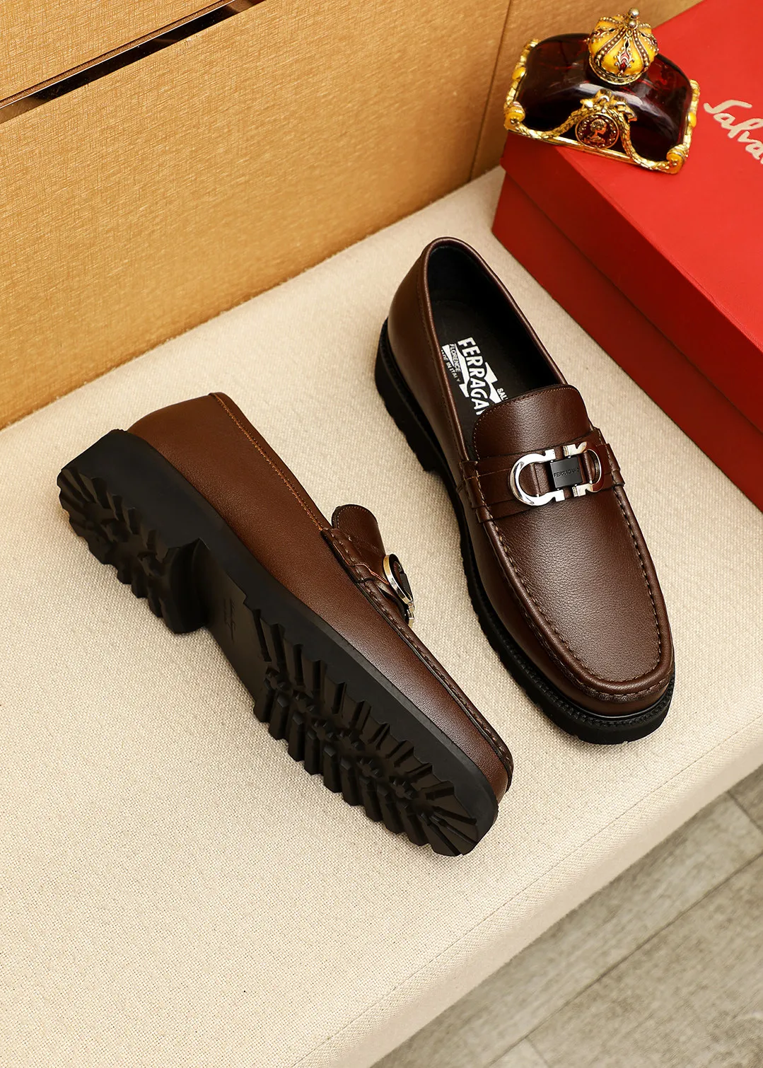 Men's shoes 💰560 💐 Product trademark: Ferragamo "Ferragamo" casual leather shoes Regular size: 38-44 (45.46🉑️customized) Product materials: Selected imported first-layer calfskin upper + original hardware buckle, imported water-dyed cowhide leather lining. Strong three-dimensional visual effect, original outsole color: 1⃣️color optional
